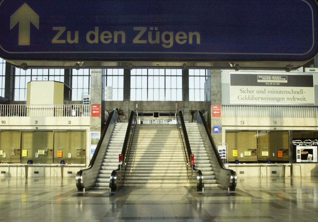 foto : rudi blaha :  the ticket hall of vienna's westbahnhof railway station remains empty during a second nationwide strike within a month to protest planned pension cuts, tuesday, june 3, 2003. the biggest postwar strike in austria affected all public transport, major industries, schools, kindergartens utilities and a wide range of services. board on top reads to the trains. (ap photo/rudi blaha)